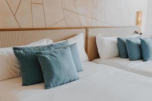 linda e confortável decoração de travesseiro no quarto foto