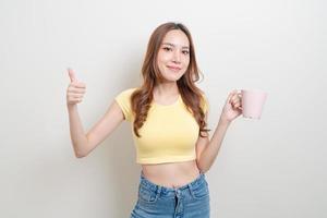 retrato linda mulher asiática segurando uma xícara de café ou caneca foto