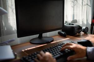 homem de negócios usa um computador no trabalho foto