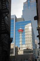calgary, canadá, 2016. torre de calgary refletida em um edifício no centro da cidade. dia ensolarado. foto