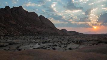 bela paisagem em damaraland, de manhã cedo, sol laranja com muitas nuvens. namibia foto