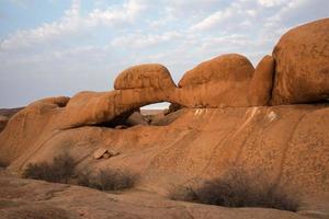 bela paisagem em damaraland. arco de pedra natural, sem pessoas. namibia foto