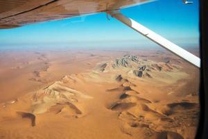 bela vista do deserto do namibe de um avião. dunas de areia. namibia foto