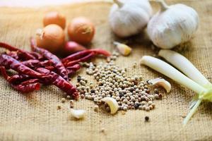 ervas e temperos ingredientes picantes para tom yum thai com erva-cidreira, alho, pimenta seca, chalota e semente de pimenta, comida tailandesa asiática no saco foto