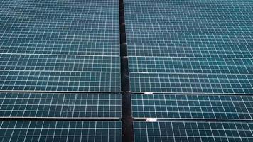 painel de células solares de vista aérea. foto paisagem de uma fazenda solar, produzindo energia limpa.