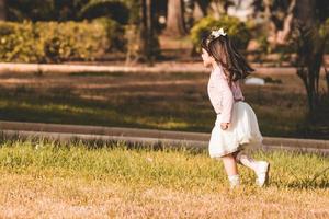 menina correndo em um parque foto