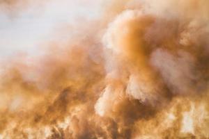 grandes nuvens de fumaça contra o céu. foto