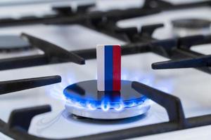 escassez e crise do gás. bandeira do russo em um fogão a gás foto