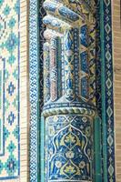fragmento de uma coluna na parede com o mosaico. os detalhes da arquitetura da Ásia central medieval foto