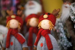 boneca de natal com lenços de tricô e roupas e chapéu com chifres de rena foto
