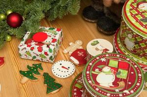 biscoitos de natal de ano novo com decorações de natal e botas foto