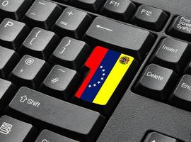 um teclado preto com teclas nas cores da bandeira da Venezuela foto