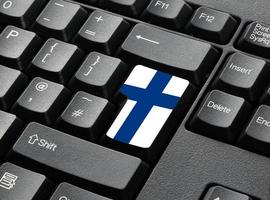 um teclado preto com teclas nas cores da bandeira da Finlândia foto