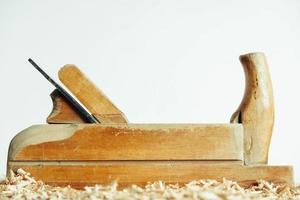 ferramenta de mão para trabalhar madeira velha em um fundo branco. jack-plane de madeira em um fundo branco foto