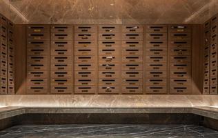 muitas caixas de correio feitas de madeira marrom foram colocadas no primeiro andar do condomínio. foto