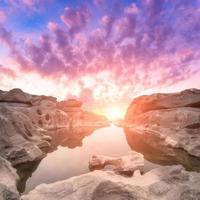 paisagem natural vista de dunas de areia e campos rochosos com reflexo de água no grand canyon foto