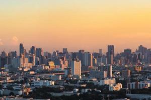 vista do arranha-céu de Banguecoque de muitos edifícios, Tailândia. Banguecoque é a cidade mais populosa do sudeste asiático, com um sexto da população a viver e visitar Banguecoque todos os dias foto