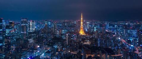 vista aérea da torre de tokyo e vista da cidade de tokyo das colinas de roppongi à noite em tokyo, no japão foto