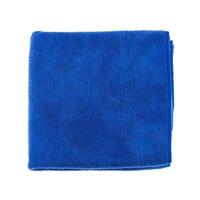 toalha de micro fibra azul isolada no fundo branco foto