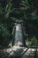 ponte de pedra em templo sagrado na Indonésia foto