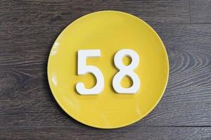 o número cinquenta e oito na placa amarela. foto