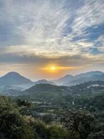 bela paisagem nascer do sol sobre as montanhas pela manhã foto