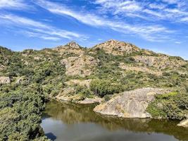 belas montanhas com um lago no monte abu rajasthan índia foto