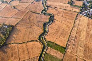 campos agrícolas estéreis com canal de irrigação em fazendas na zona rural foto