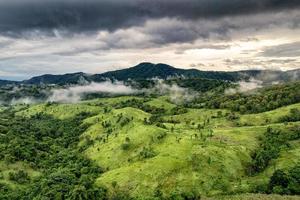 montanha nebulosa na floresta tropical no parque nacional foto