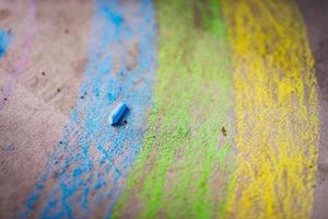a pintura a giz no chão de cimento parece um arco-íris. foto