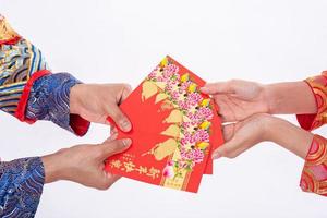 o homem e a mulher usam cheongsam com dinheiro de presente vermelho para enviar à família foto