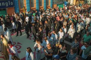 São Manuel, Brasil - 31 de Maio de 2018. multidão com procissão religiosa passando por um tapete de areia colorido na celebração da Semana Santa em São Manuel. uma pequena cidade do interior do estado de são paulo. foto