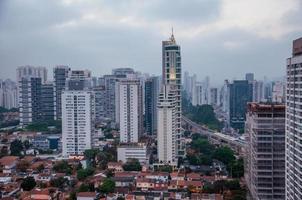 vista do horizonte da cidade na luz do amanhecer com casas e edifícios sob céu nublado na cidade de são paulo. a gigantesca cidade, famosa por sua vocação cultural e empresarial. foto