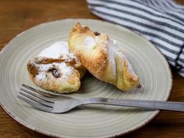 Bolinhos de shortbread com recheio de groselha. pastelaria caseira. foto