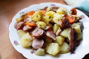 polonês batatas assadas no fogo. prato tradicional. foto