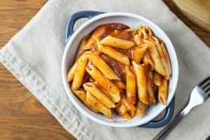 macarrão penne com molho de tomate pronto para comer. refeição italiana. foto