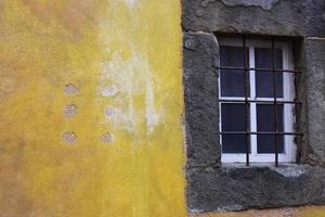 moldura de janela branca em parede pintada de amarelo foto