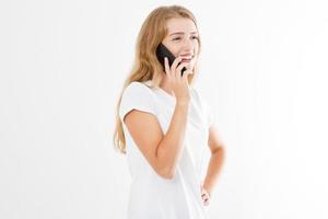 garota falando no telefone no fundo branco, senhora de camiseta branca close-up foto