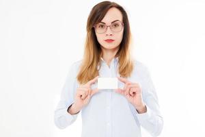 linda mulher de negócios com businesscard isolado no branco background.young garota posando com cartão. copie o espaço foto