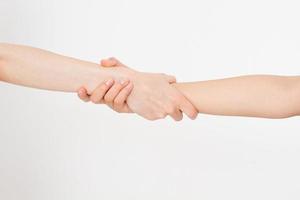 duas mãos isoladas. ajudando a mão de um amigo. copie o espaço. resgate ou ajuda gesto de braços. foto