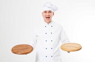 emocional sorridente chef masculino com uma mesa de pizza em branco na mão, conceito de comida saborosa foto