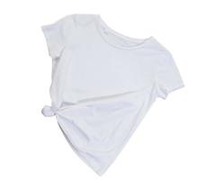 camiseta branca vazia isolada no fundo branco. em branco camiseta feminina branca isolada no branco. modelo de camiseta pronto para seus próprios gráficos. foto