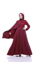 bela modelo feminino islâmico vestindo a moda hijab, uma roupa de estilo de vida moderno para a mulher muçulmana. conceito de vestido de noiva, beleza ou eidul fitri. uma modelo asiática usando hijab em uma sessão de fotos interna