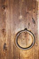 uma porta de madeira com um anel. foto