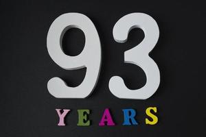 letras e números de noventa e três anos em um fundo preto. foto