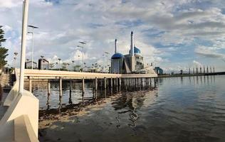 mesquita flutuante makassar, sulawesi, indonésia foto