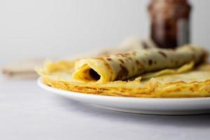 crepes, panquecas francesas. embrulhado com geléia de ameixa. foto