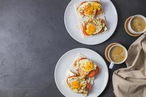 pão dietético com ovo frito e tomate. vista superior com espaço para texto. foto
