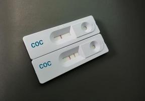 dois teste de rastreamento rápido isolado para cocaína-cocaína teste um mostra positivo, outro é resultado negativo .. diagnóstico de cocaína droga ilegal. foto