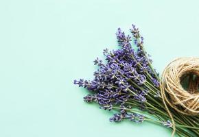 lindo buquê de flores naturais de lavanda amarrado com corda foto